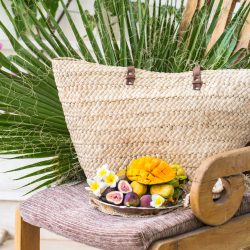 Plate with assorted fruits, sliced mango. Stands on a wooden chair next to a large wicker basket and palm leaves SSUCv3H4sIAAAAAAAEAJ2Ry27DIBBF95X6DxZrWzJ2Epn8StTFGLCNQiDi0SqK/O/lYSrW3THnMo878/78aBo0gxUUXZt3jEIspPTWGXBCq4D79uCGK8ZNTTgTThsBsoYzOLopePAAlZcy4j2JyDpw3nIbmx2IguNrqJHhX4k80S3HTRGSGDKChFBbMevnxAra239n5sdXcQMrV/SVBq6MGC45ZCO3/BXdfxw3j9oaeCZ05epbU5Dxw1hVehpBhVqrNO22tOWSRrVXzsQR0IBJGR5JrZ8wy7jlJZTlhW9gbchghVe9aDirflStlHbJw7ESxMIxYojHoScYEzxcyHkkeDqjckBN74LVLvNNNxEk86q4YKkSmeZLP9KOjCfoTniZuqkfWLeMfJoI4IXOEHa//wIVvHkcigIAAA==